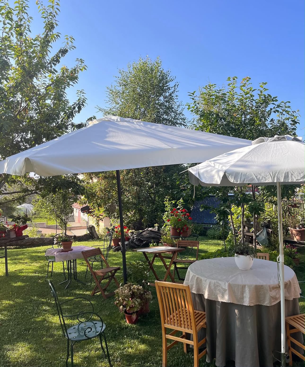I tavoli in giardino nella bella stagione